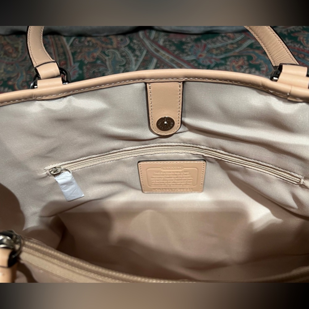 Classic Coach Shoulder Bag - Picture 4 of 7